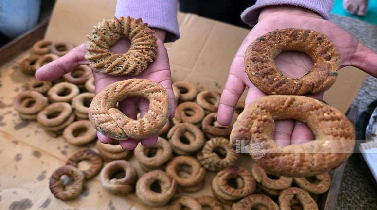 إعداد كعك عيد الفطر في خيام النزوح في قطاع غزة (وفا)